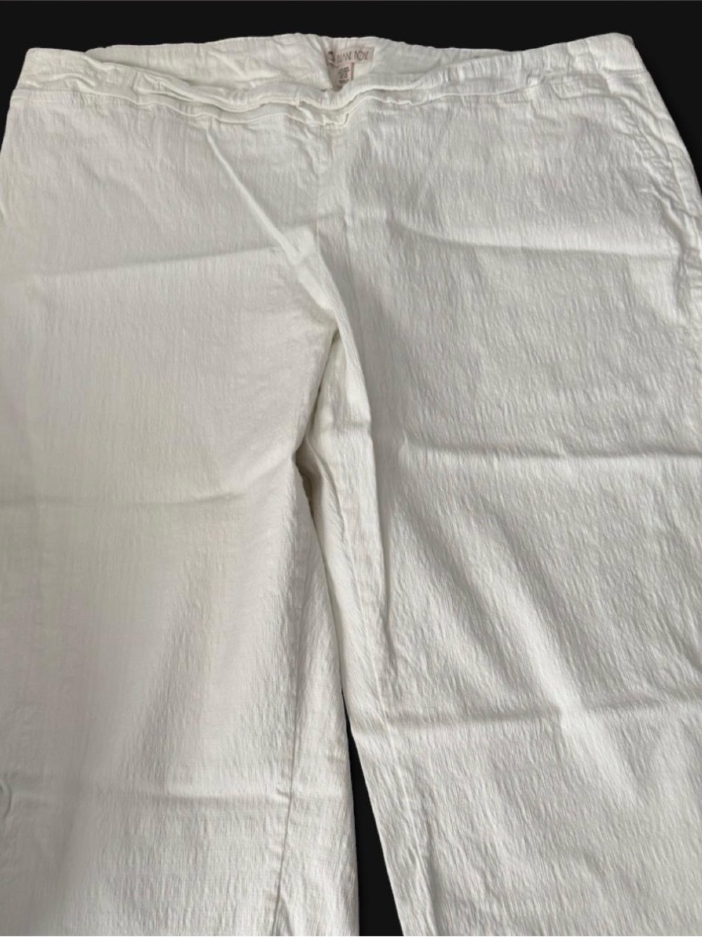Women’s White Pull-On Capri Pants with Elastic Waistband